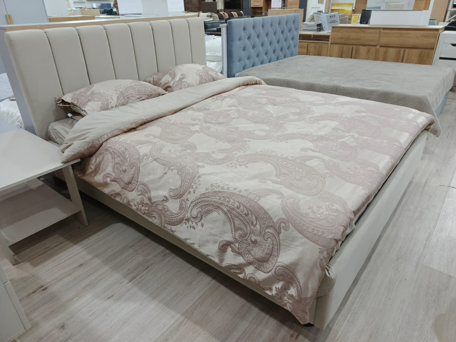 Кровать Диана 1,6м (27) ПМ на опорах, микровелюр бежевый